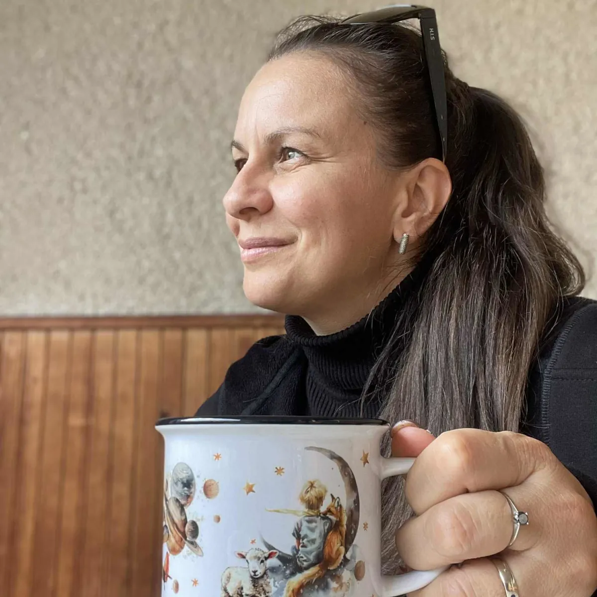 Terka, sociální pracovnice - členka týmu Domavekdyni, s hrnkem Malého prince.