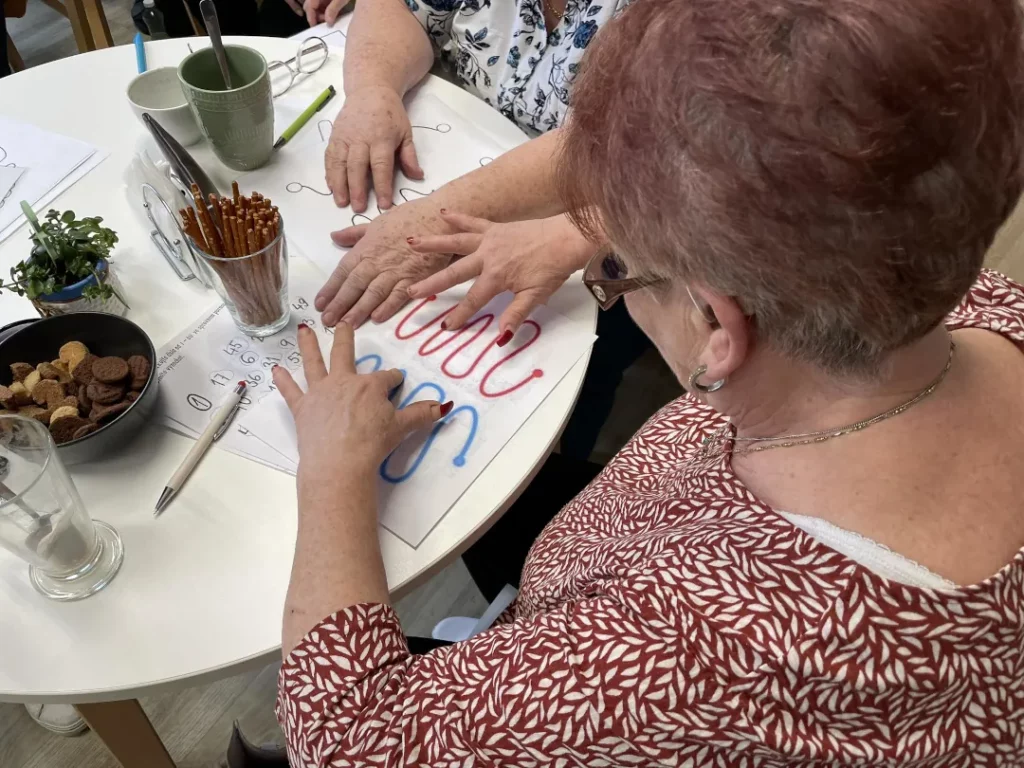 Seniorka procvičuje paměť praktickými cvičeními.
