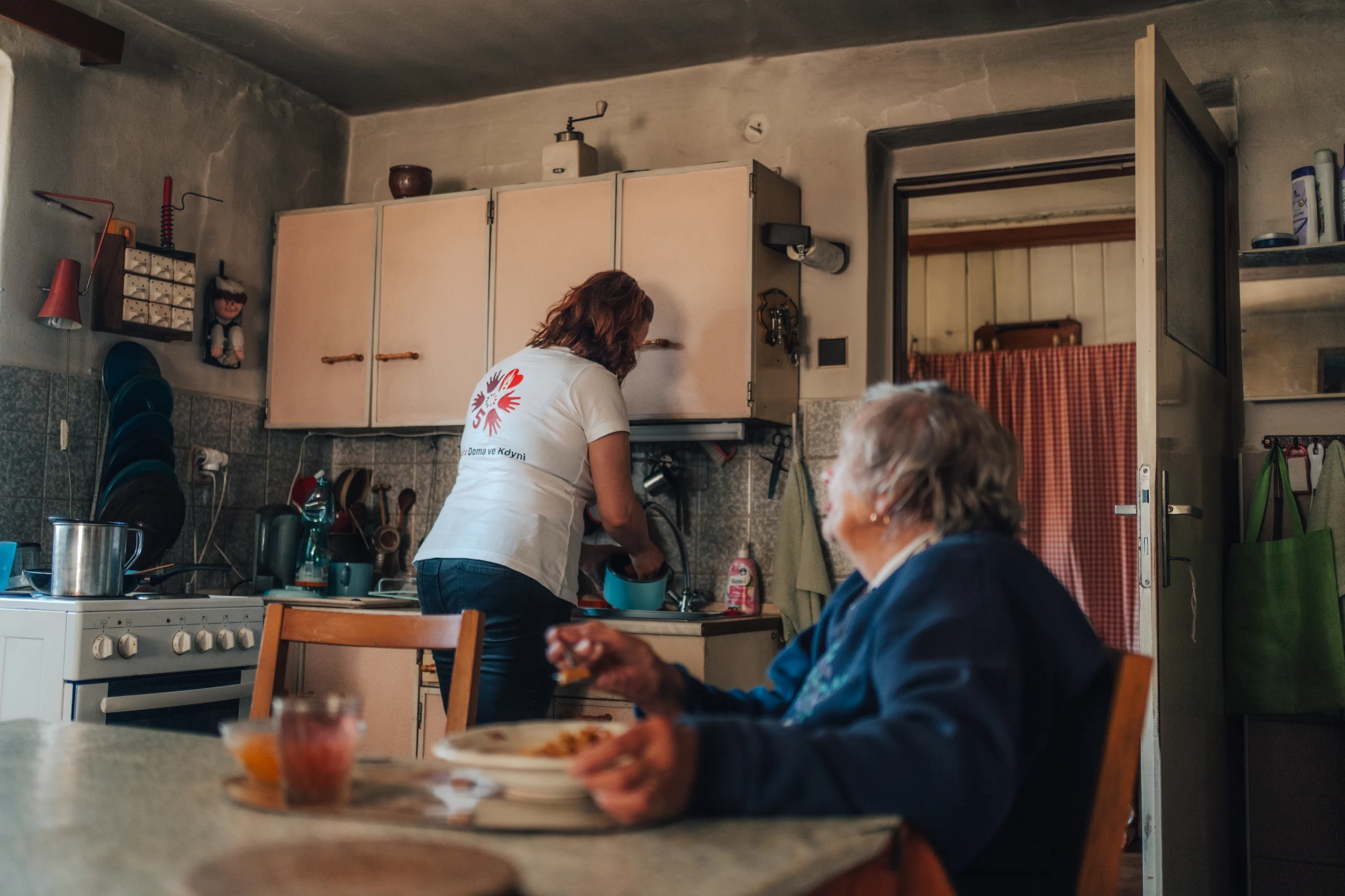 Pečovatelka pomáhá seniorovi s péčí doma, Kdyně – Doma ve Kdyni