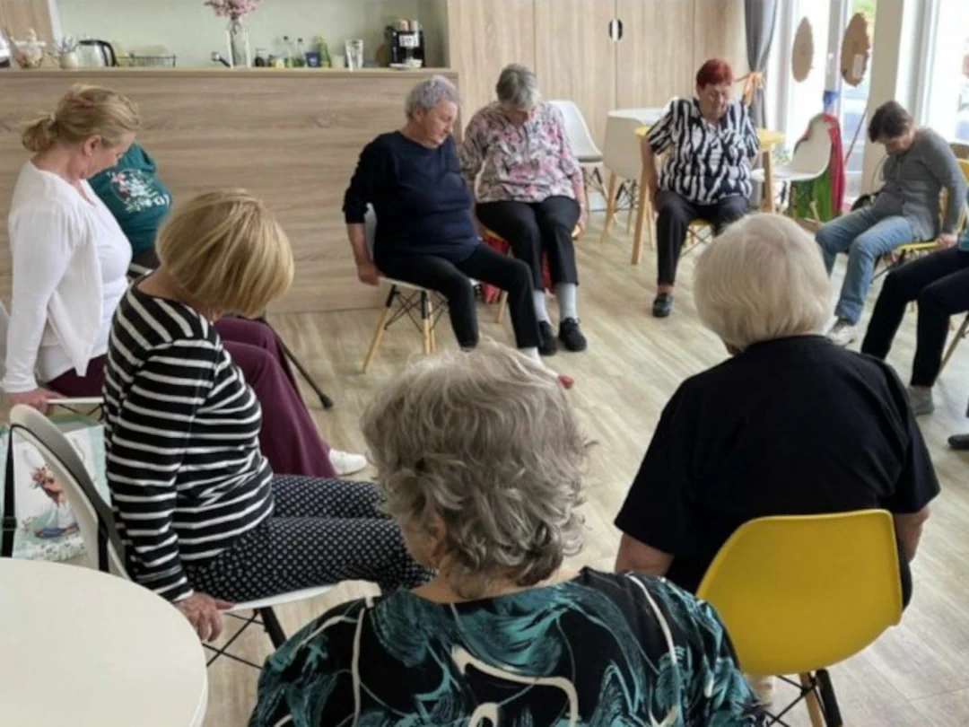 Skupina seniorů při společn&eacute;m cvičen&iacute; v Kr&aacute;mečku ve Kdyni.