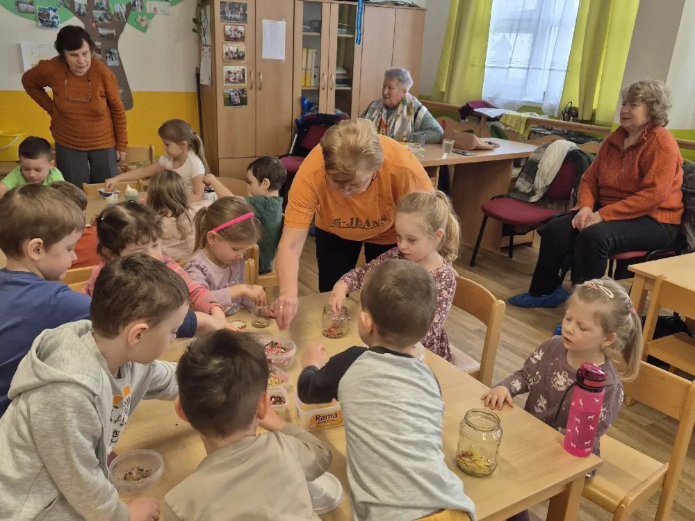 Děti z M&Scaron; Markova a &uacute;častnice projektu &Scaron;kola života společně vyr&aacute;běj&iacute; jednoduch&eacute; hudebn&iacute; n&aacute;stroje při mezigeneračn&iacute;m setk&aacute;n&iacute;.