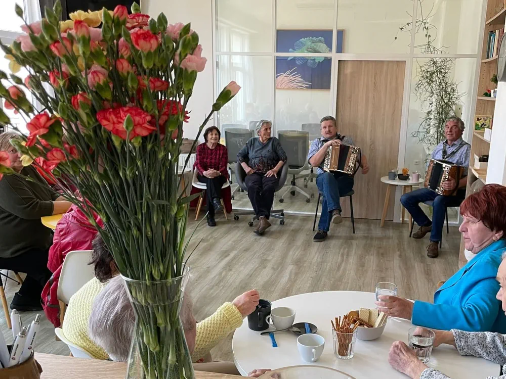 Klientky Doma ve Kdyni slav&iacute; Mezin&aacute;rodn&iacute; den žen při hudebn&iacute;m posezen&iacute; s harmonikami a květinami.