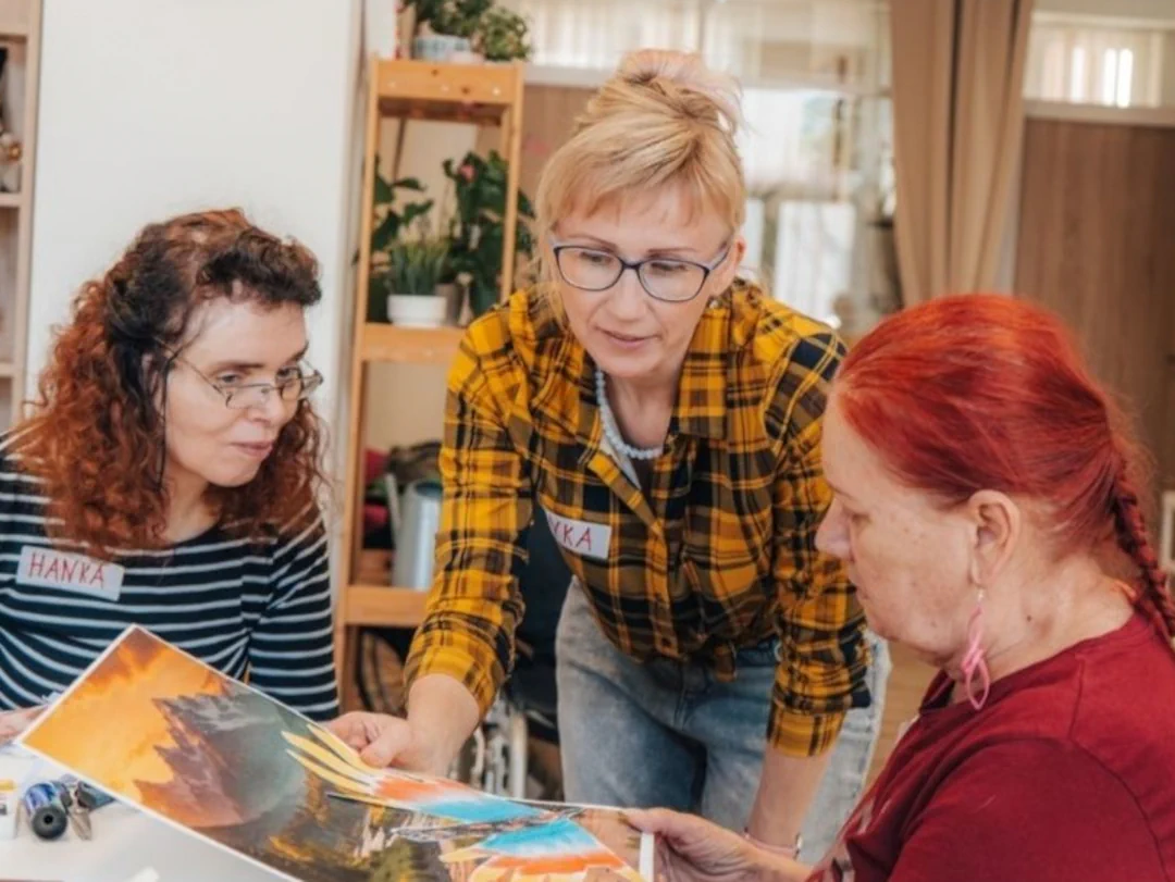 Lektorka s účastnicemi při arteterapeutickém setkání v Krámečku ve Kdyni.
